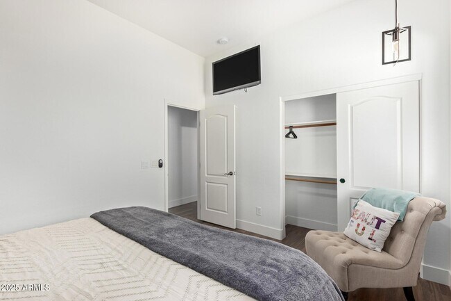 Building Photo - 8414 W Northview Ave