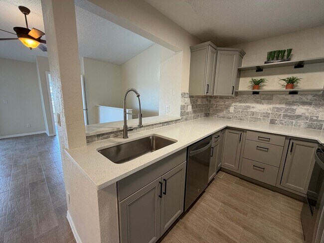 Building Photo - ANNUAL RENTAL - 2ND FLOOR 1 BED PLUS DEN/1 BATH CONDO IN GRANADA LAKES!