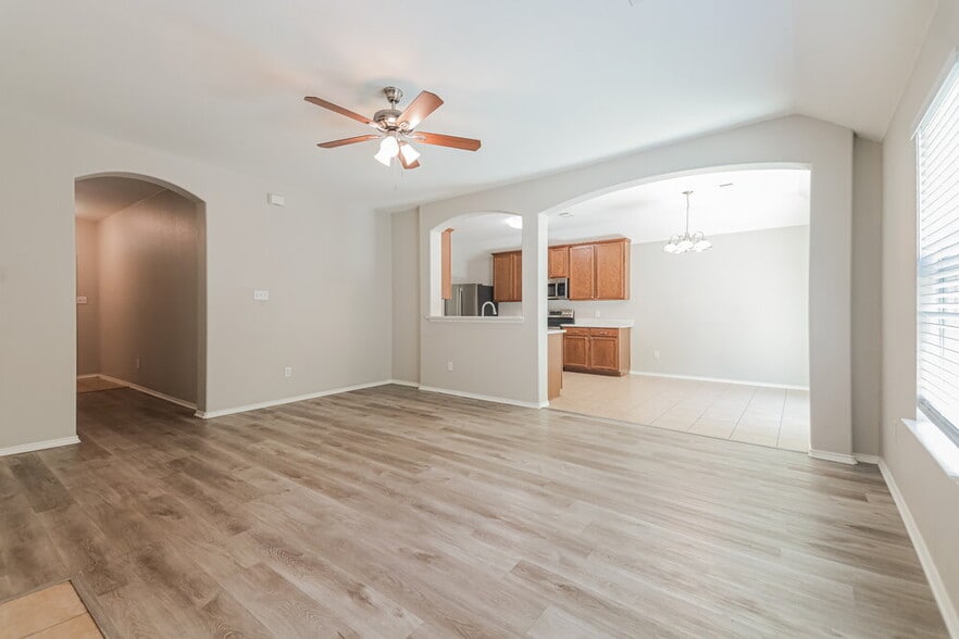 Building Photo - 904 Starling Ln