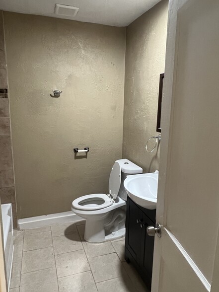 Bathroom - 3914 Pickfair St