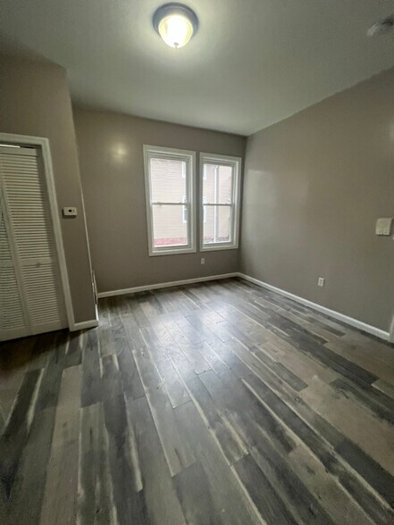 Building Photo - 298 Halsted St