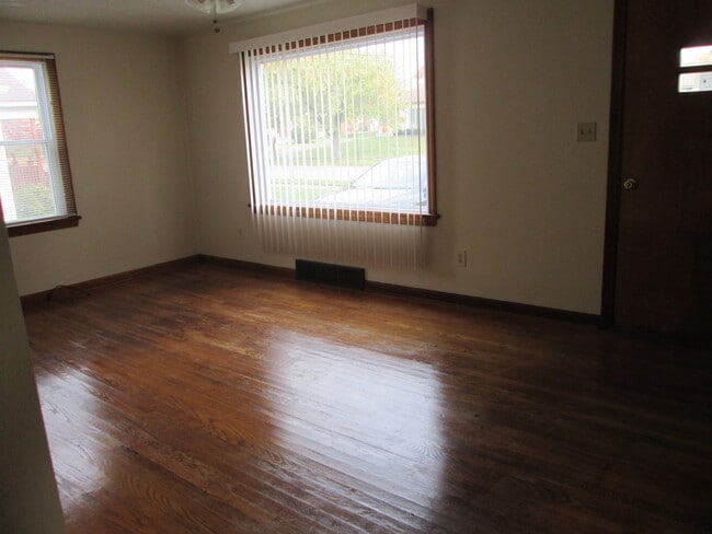 Building Photo - 820 Lincoln Ave SE