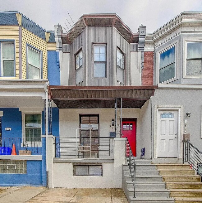 Building Photo - 913 S Yewdall St