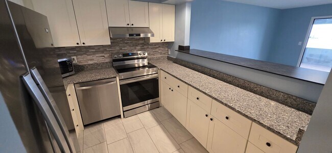 Building Photo - Here is your 3bed/3bath home on the water!