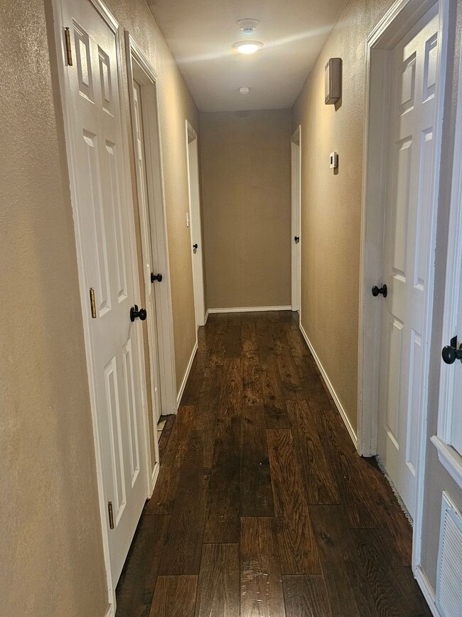 Building Photo - 306 Elfen Glen St