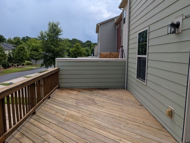 Building Photo - Move-in ready, Townhome Located in the Cit...