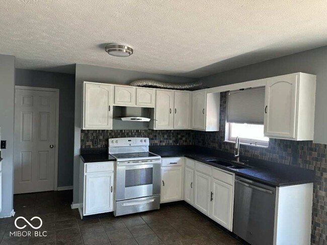 Building Photo - 6903 Governors Pointe Blvd