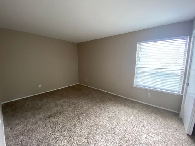 Building Photo - Updated 2 Bedroom Townhome