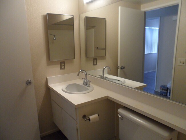Building Photo - Spacious 2 Bed/2 Bath Home In Cathedral City!