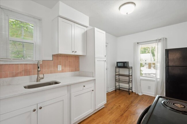 Building Photo - Cozy Duplex Unit with Fully Fenced Back Yard