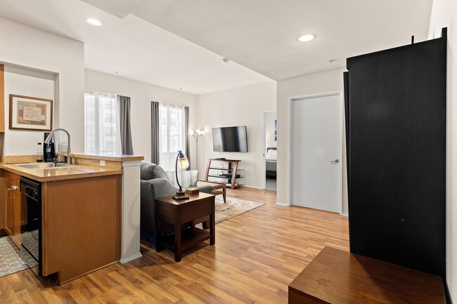 Building Photo - Downtown Island Hideaway -Mid Term Condo
