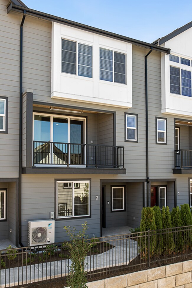 Building Photo - 4 Bedroom Kenmore Townhome with a Territorial View!