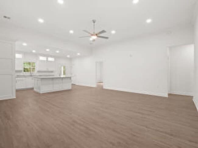 Building Photo - 308 W Schweitzer Ave