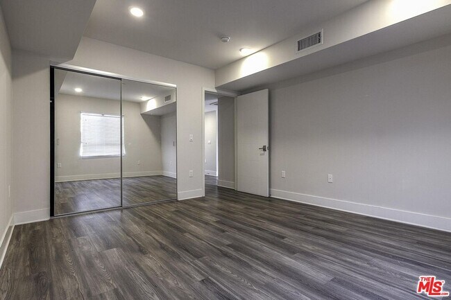 Building Photo - 5030 Rosewood Ave