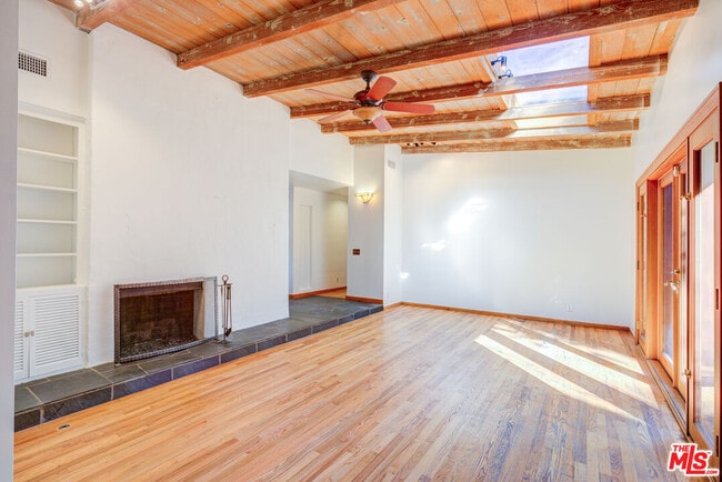 Building Photo - 15511 Woodcrest Dr