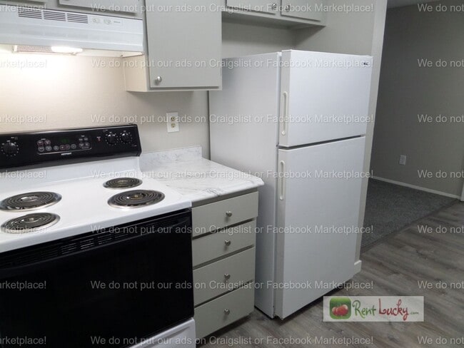 Building Photo - Freshly Updated 3-Bedroom Duplex w/Attached Garage in Great Federal Way Location!!