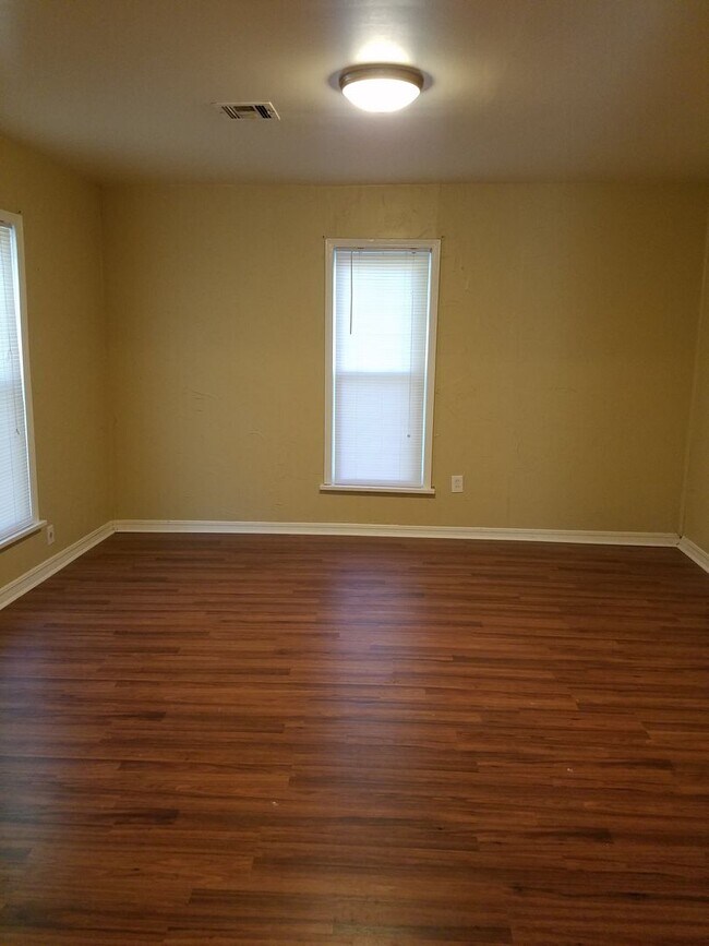 Building Photo - 3 bedroom 1 bathroom house in Edmond with central heat and air conditioning and washer/dryer hookup