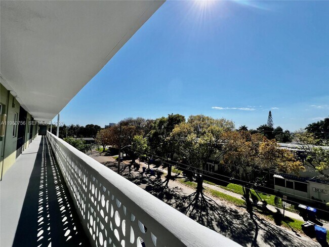 Building Photo - 1425 Arthur St