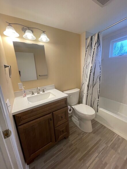 Full Bathroom - 145 Danforth Cres