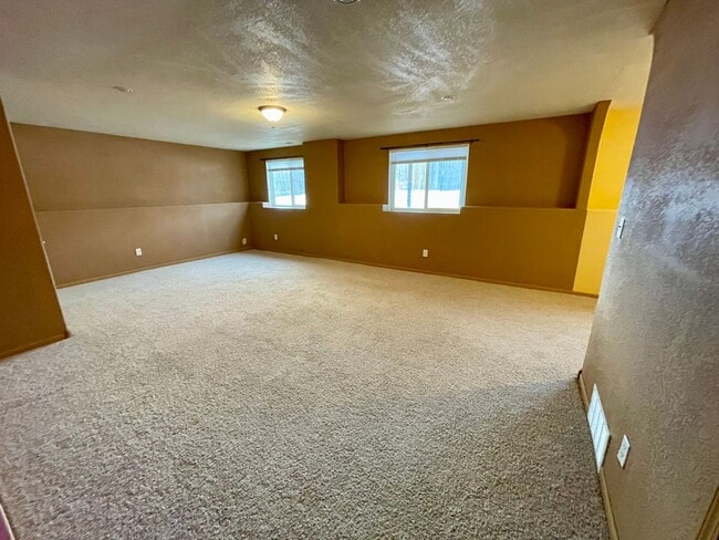 Building Photo - ~ FALL FEELS (And DEALS!) ~ Beautiful 3 Be...