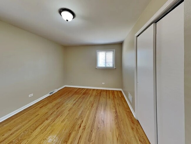 Building Photo - 7649 S Oconto Ave