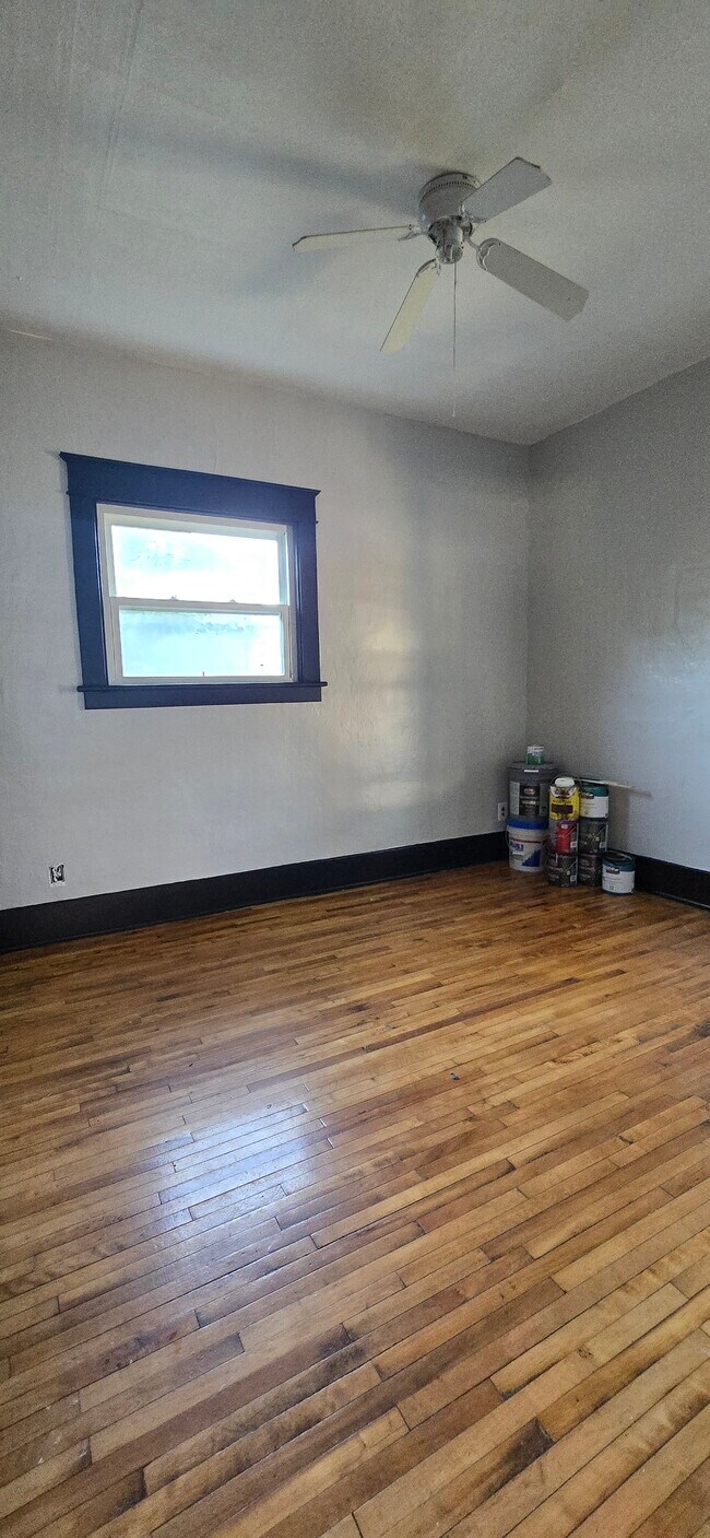 Building Photo - 409 Corunna Ave