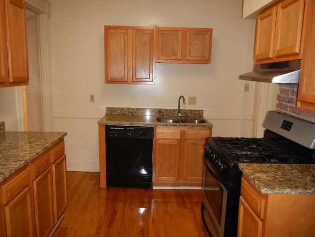 Building Photo - Newly Renovated 1st Floor Apartment with G...