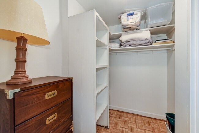 Building Photo - Spacious & Bright Unfurnished Studio for Rent