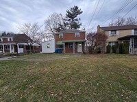 Building Photo - 3 Bedroom house with 1st Floor Primary