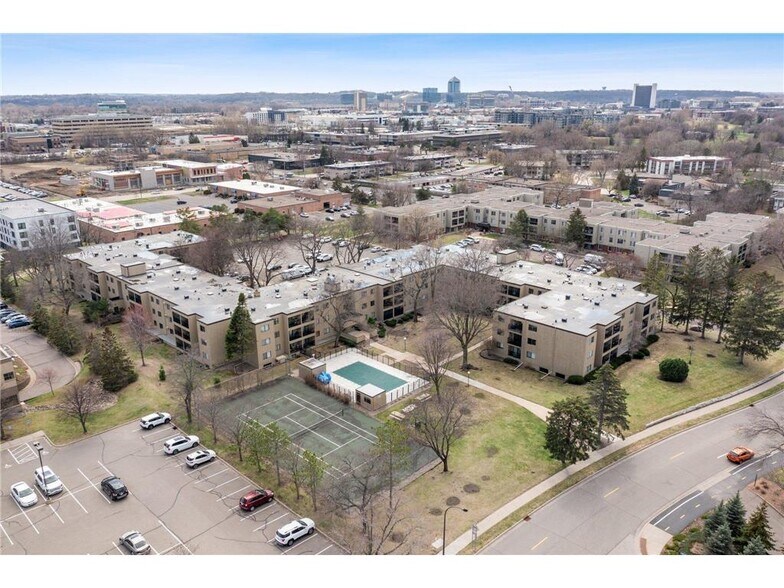 Building Photo - 4101 Parklawn Ave