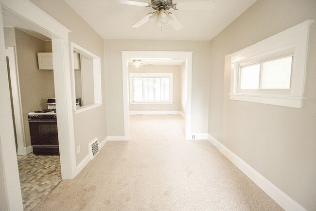 Building Photo - Cute three bedroom home in East Toledo!