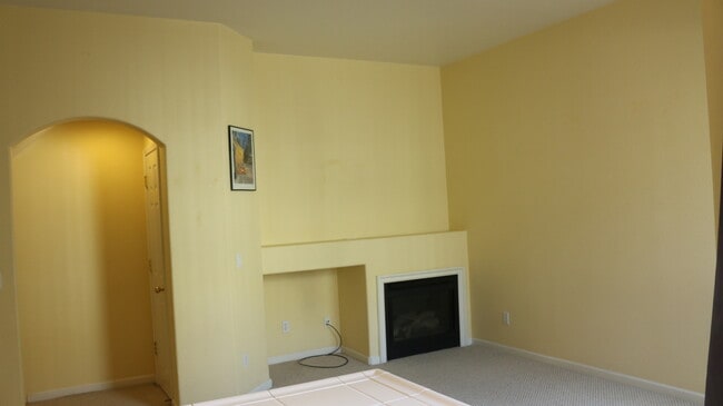 Building Photo - Excellent 2 Bed 2 Bath Town Home