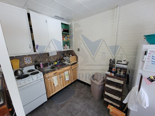 Building Photo - 309 S 10th St