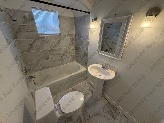 Building Photo - 2 bedrooms 1 bath home.