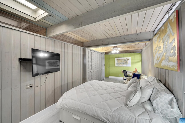 Building Photo - 234 Pine Ave