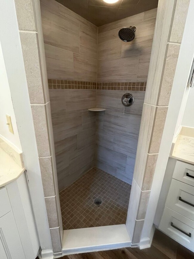 Building Photo - 3 Bedroom 2 Bathroom Home With Garage in M...