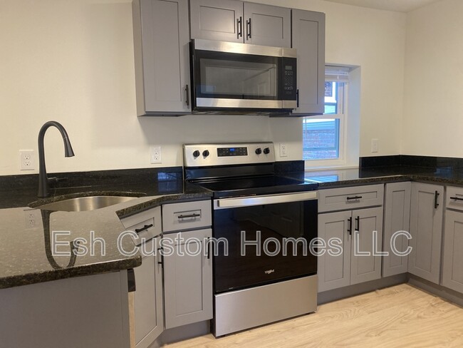 Building Photo - 741 Manor St