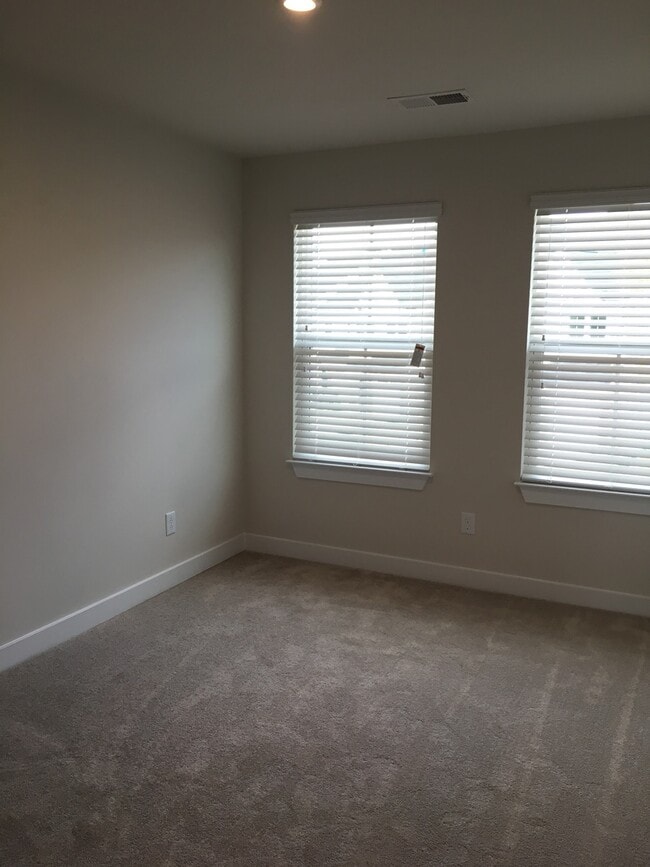 Building Photo - Beautiful 3 Bedroom, 2.5 Bath Townhome!
