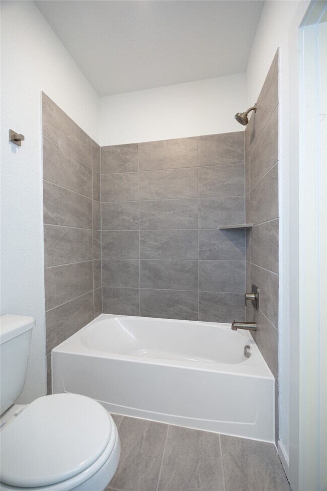 Building Photo - 2031 Longmire Villas Ct