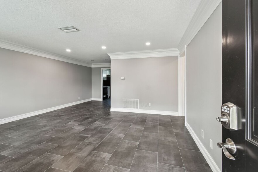 Building Photo - 2942 W Bay Dr
