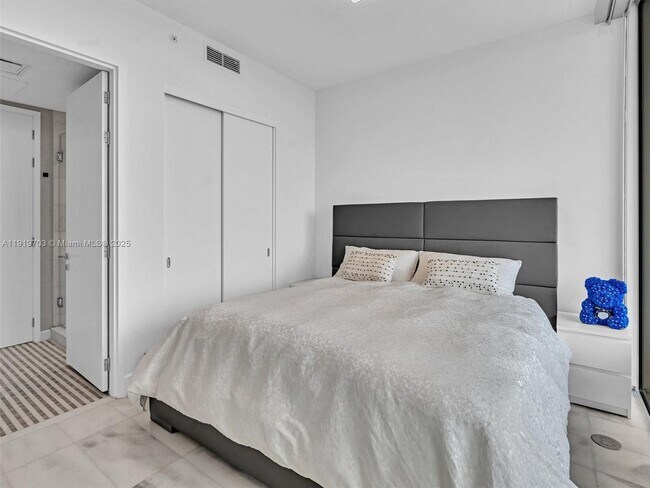 Building Photo - 700 NE 26th Terrace