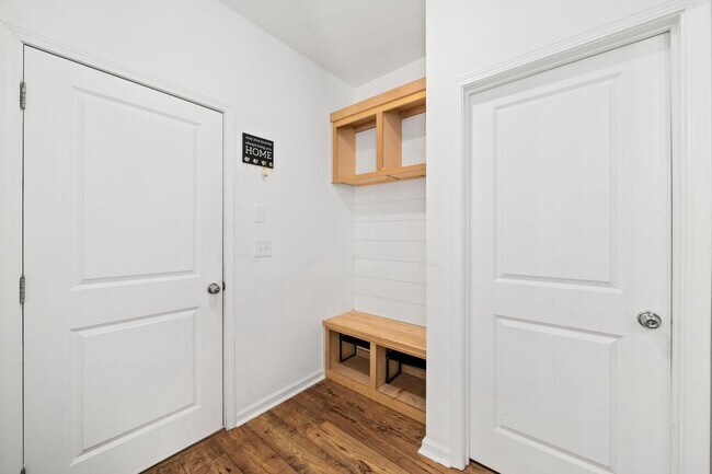 Building Photo - 2108 Charmond Dr