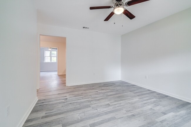 Building Photo - 925 Staley Ave