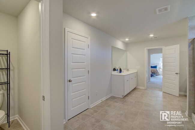 Building Photo - 137 Paddle Boat Wy