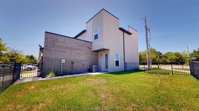 Building Photo - 3901 WS Phillips Pkwy