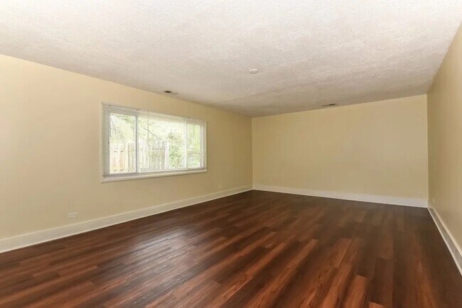 Building Photo - 200 Valley Dr