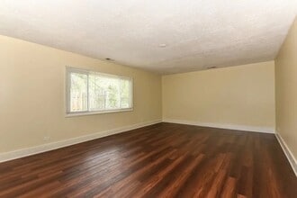 Building Photo - 200 Valley Dr