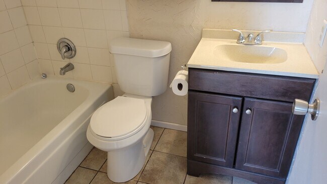 Building Photo - Leasing now! Cozy and comfortable 3/2/2 Brick Home Available for August