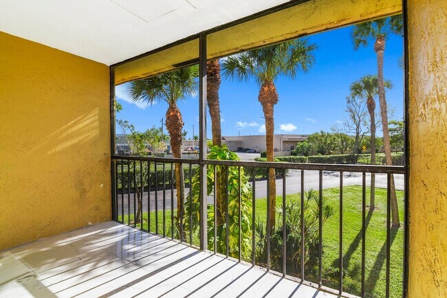 Building Photo - 712 Meadows Cir