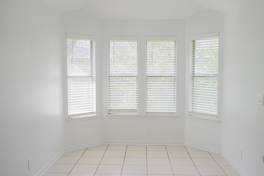 Building Photo - 810 Faircrest Dr